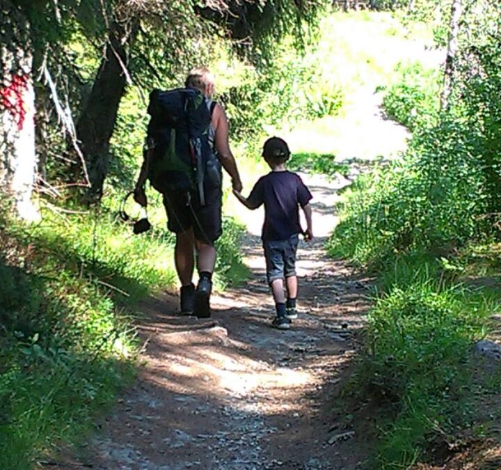 Liten og stor på pilegrimsvandring